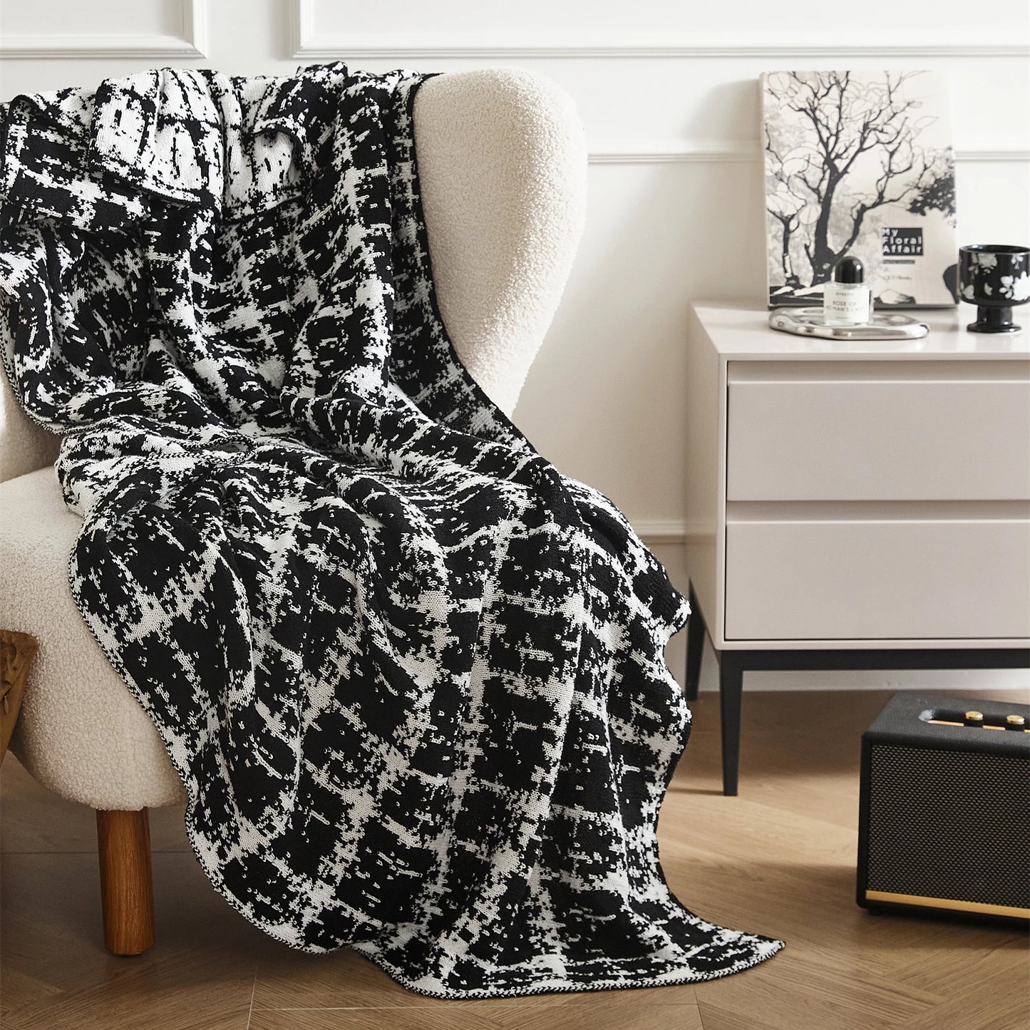 Moda-Airnies Luxury Wool Knitted Blanket Elegant black and white home decor throw blanket.