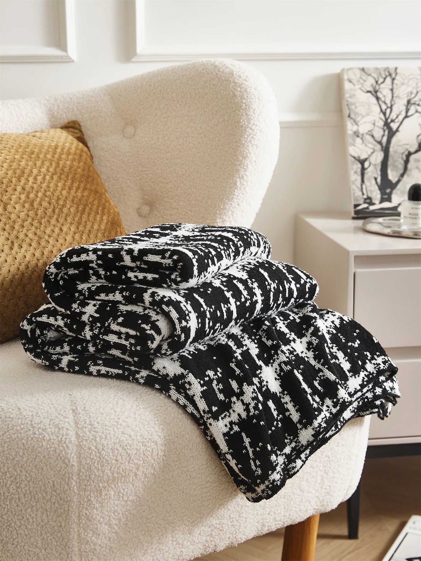 Moda-Airnies Luxury Wool Knitted Blanket Elegant black and white home decor throw blanket.