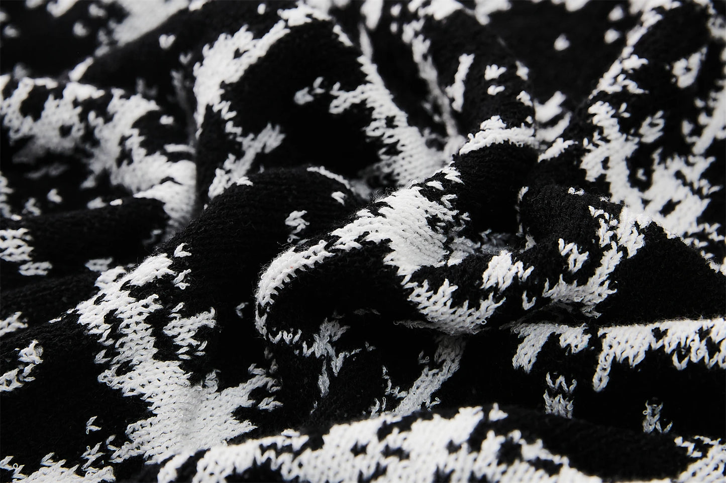 Moda-Airnies Luxury Wool Knitted Blanket Elegant black and white home decor throw blanket.