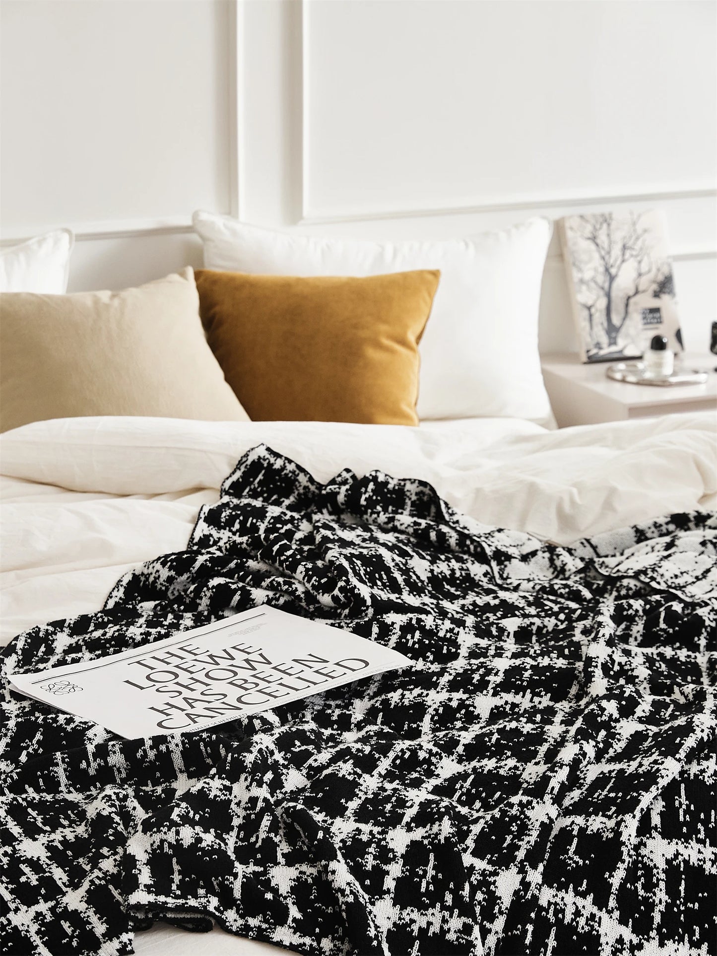 Moda-Airnies Luxury Wool Knitted Blanket Elegant black and white home decor throw blanket.