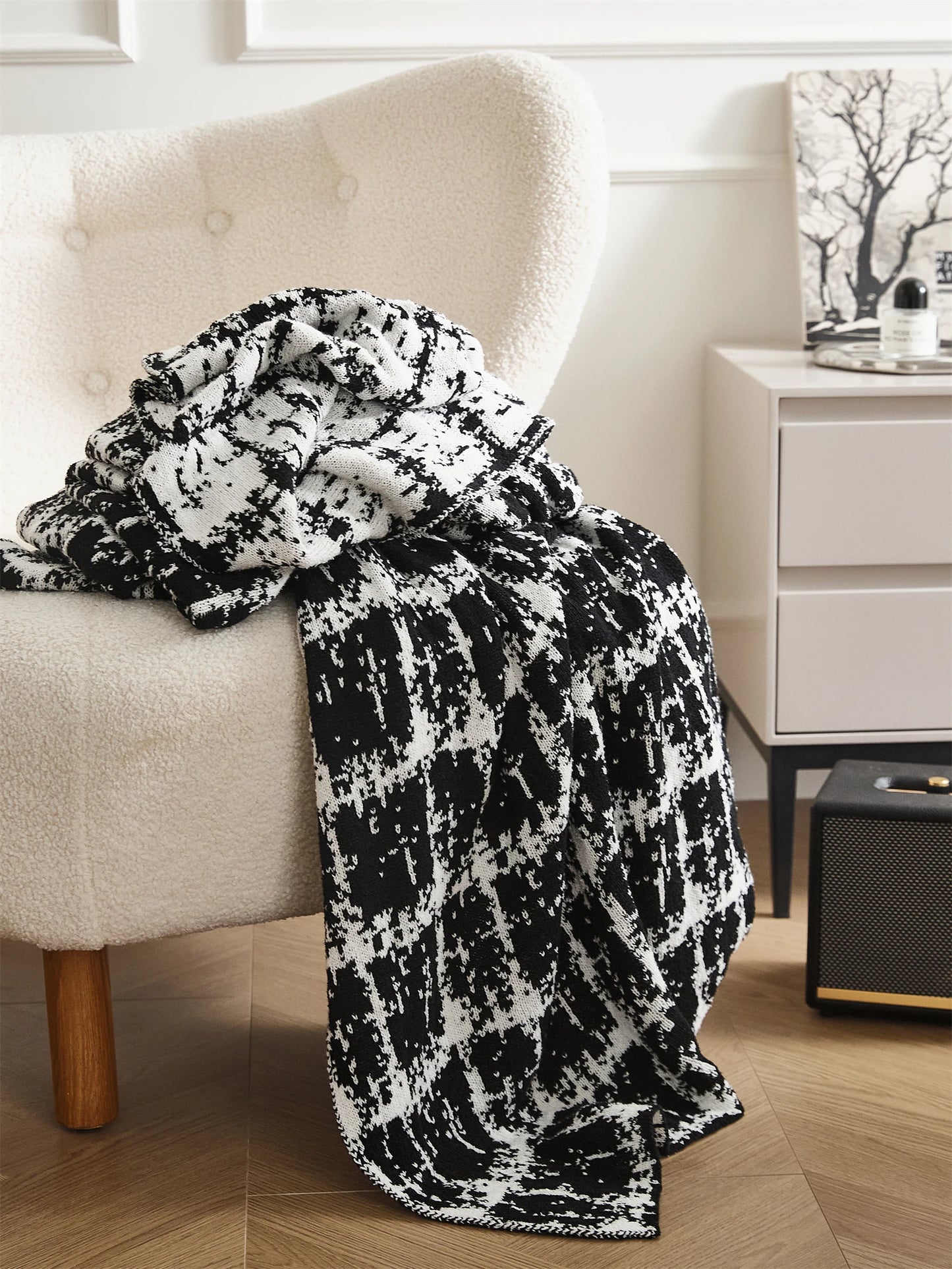 Moda-Airnies Luxury Wool Knitted Blanket Elegant black and white home decor throw blanket.