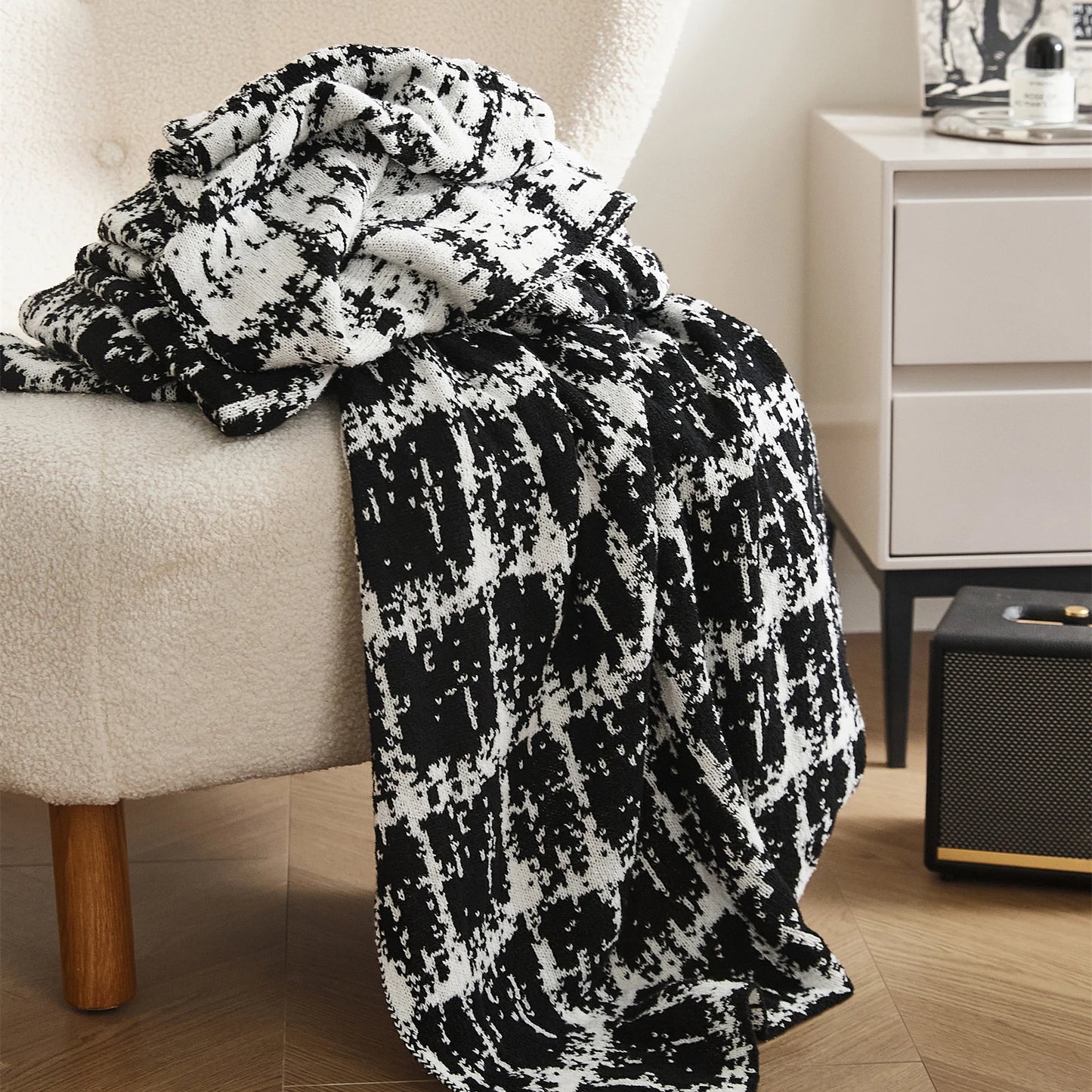 Moda-Airnies Luxury Wool Knitted Blanket Elegant black and white home decor throw blanket.